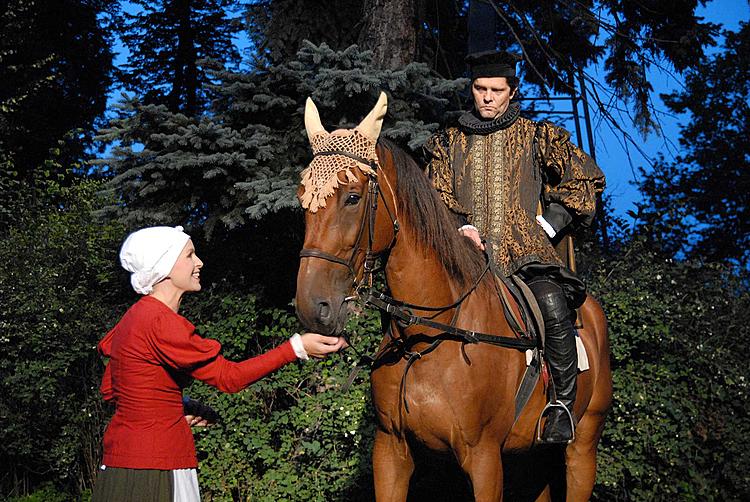 CROMWELL, králův kancléř (Roman Nevěčný), HOSTINSKÁ ANNA, žena hostinského Jindry (Věra Hlaváčková),